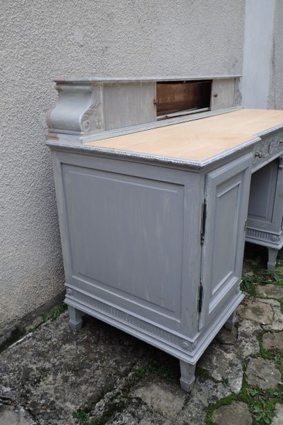 Ensemble en bois sculpté relaqué gris clair...