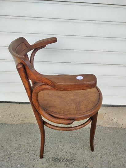 FISCHEL. Fauteuil de bistrot en bois thermocourbé,...