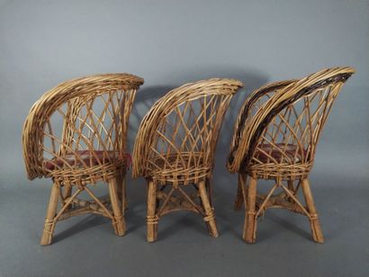 Suite de 3 chaises d'enfant en rotin (haut....