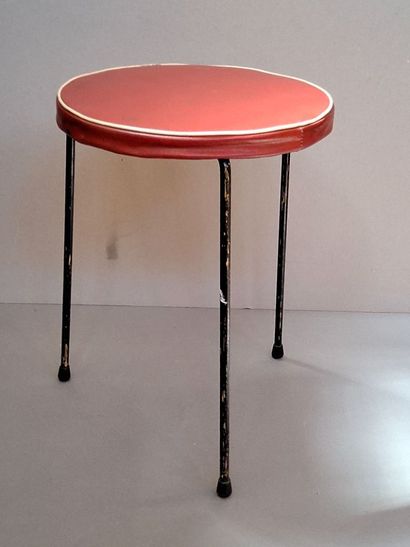 Tabouret recouvert de Skaï rouge, piètement...