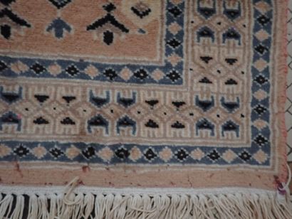 PAKISTAN. Petit TAPIS en laine, fait main,...