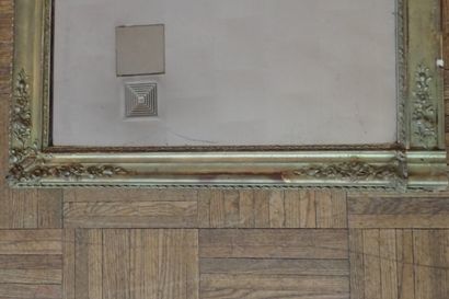 Miroir dans un cadre en bois stuqué doré...