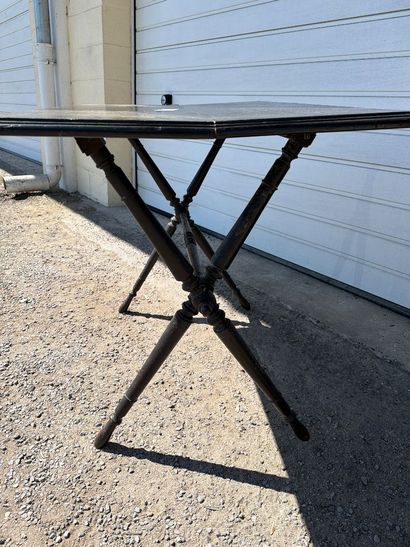 Table pliante en bois laqué noir reposant...