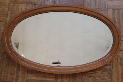 Miroir biseauté ovale en bois naturel vernis...