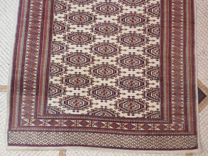 Tapis d'Orient en laine à décor géométrique...
