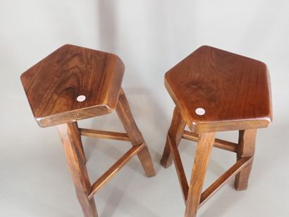 ARANJOU. Paire de tabourets de bar en orme,...