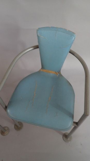 Paire de fauteuils à structure en métal tubulaire...