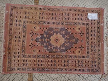 PAKISTAN. Petit TAPIS en laine, fait main,...