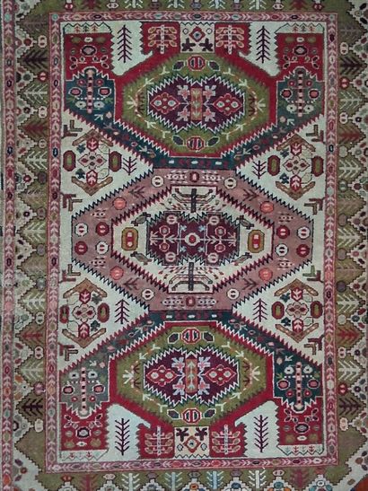 Petit TAPIS d'Orient en laine dans les tons...