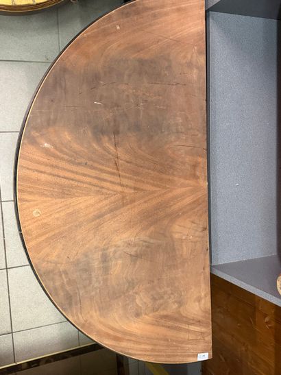 Table demi-lune en placage d'acajou reposant...