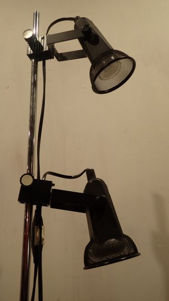Lampadaire à deux spots. Vers 1980. (H. :...