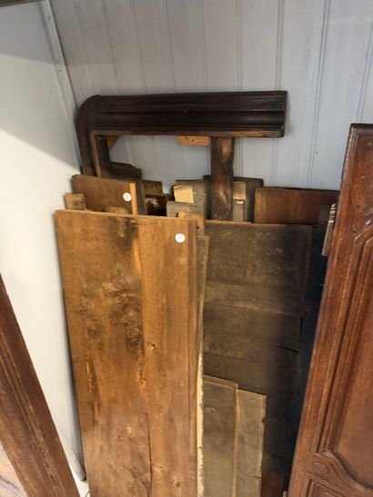 Armoire en chataîgner mouluré et sculpté...