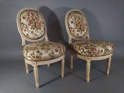 Paire de chaises/ chauffeuses, dossier médaillon,...