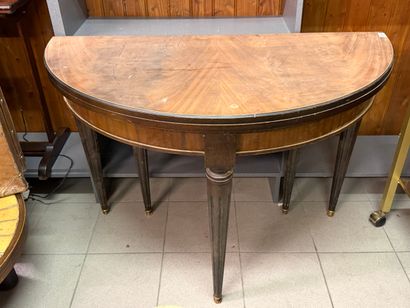 Table demi-lune en placage d'acajou reposant...