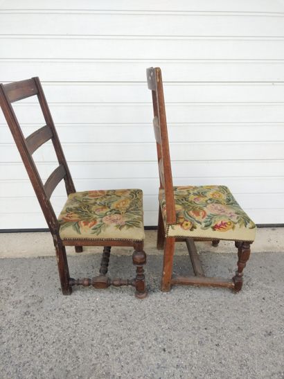 Paire de chaises en en chêne à haut dossier,...