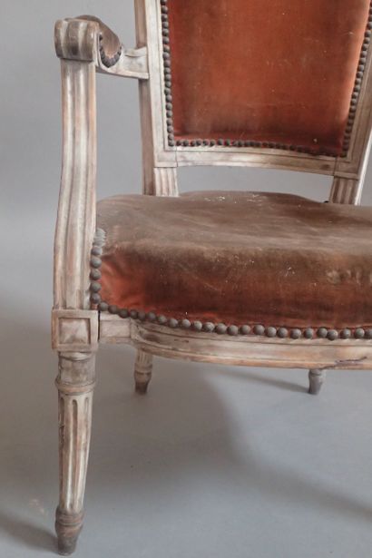 Fauteuil cabriolet en hêtre mouluré et sculpté,...
