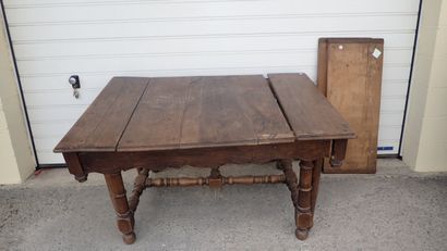 Grande table en chêne reposant sur quatre...