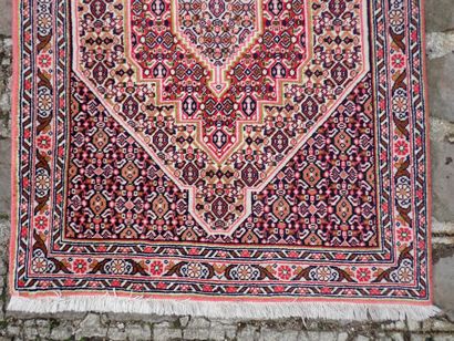 Petit TAPIS d'Orient en laine, Iran, dans...