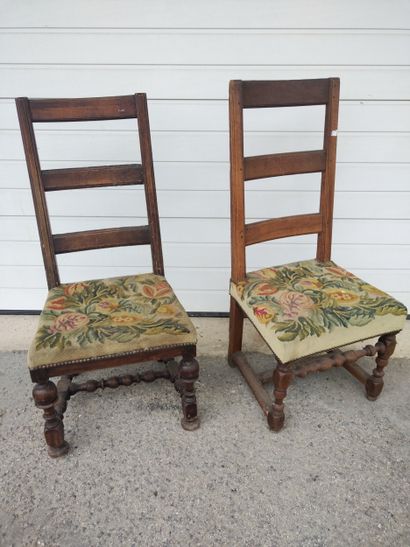 Paire de chaises en en chêne à haut dossier,...