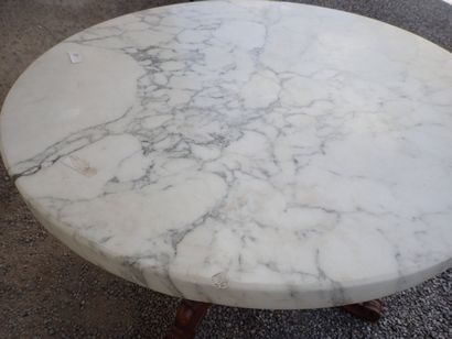 Guéridon rond en acajou reposant sur un piètement...
