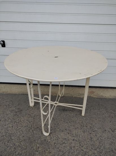 Table de jardin en métal laqué crème reposant...