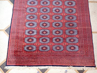 Tapis d'Orient en laine à décor stylisé dans...