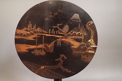 Guéridon rond en bois laqué, plateau basculant...