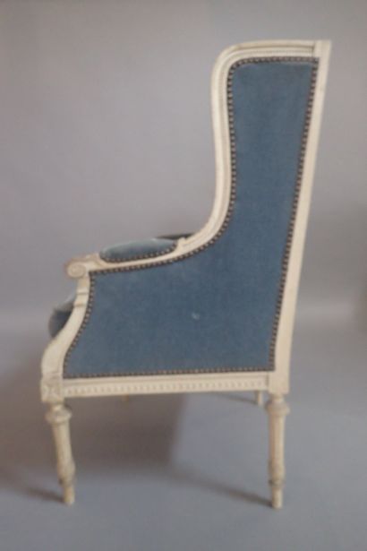 Bergère en bois rechampi gris à décor sculpté...