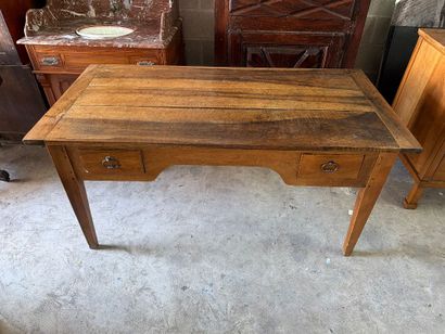 Bureau plat en bois fruitier à larges planches,...