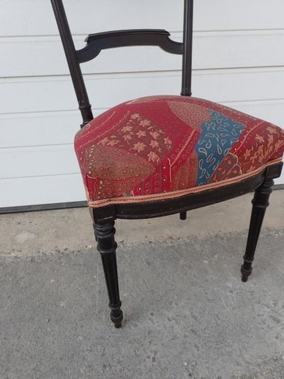 Petite chaise en bois noirci, le dossier...