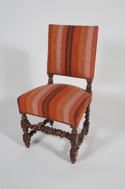 Chaise en chêne tourné reposant sur quatre...