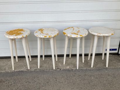 Ensemble de quatre tabourets hauts en bois...