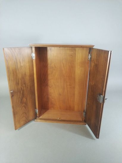 Petite armoire en noyer (haut. 59 cm ; prof....