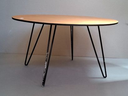 Table basse ronde en bois reposant sur un...