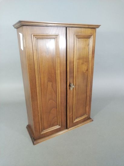 Petite armoire en noyer (haut. 59 cm ; prof....