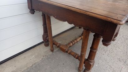Grande table en chêne reposant sur quatre...