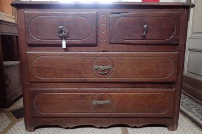 Commode en chêne ouvrant à quatre tiroirs...