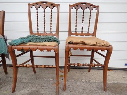 Paire de chaises sculptées, ajourée, moulurées...