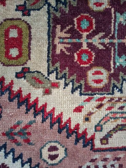 Petit TAPIS d'Orient en laine dans les tons...