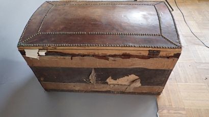 Coffre bombé en cuir clouté sur âme de bois....