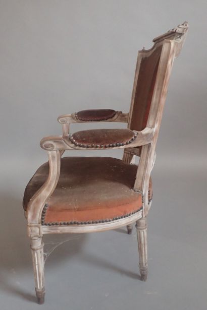 Fauteuil cabriolet en hêtre mouluré et sculpté,...