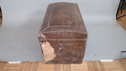 Coffre bombé en cuir clouté sur âme de bois....
