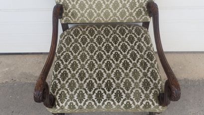 Fauteuil en noyer sculpté et mouluré, reposant...