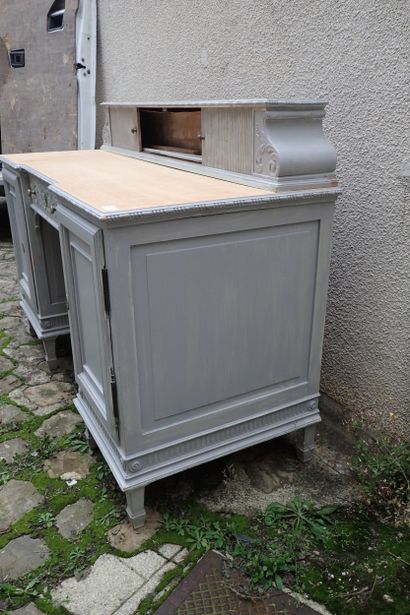 Ensemble en bois sculpté relaqué gris clair...