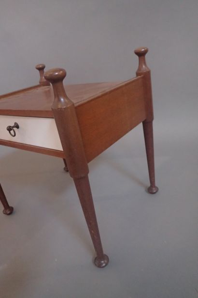 Maison GAUTIER. Chevet ouvrant en ceinture...