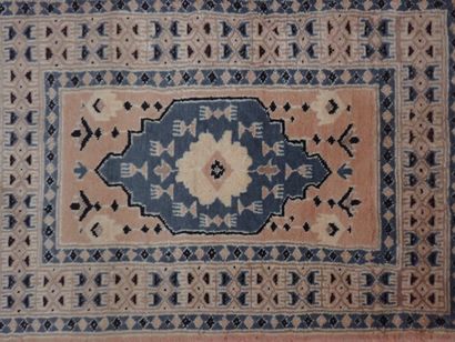PAKISTAN. Petit TAPIS en laine, fait main,...