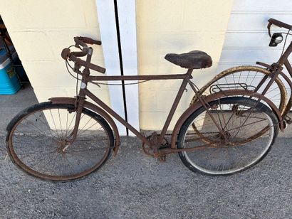 Ensemble de 3 bicyclettes dont les marques...