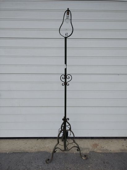 Lampadaire en fer laqué vert à décor de volutes...