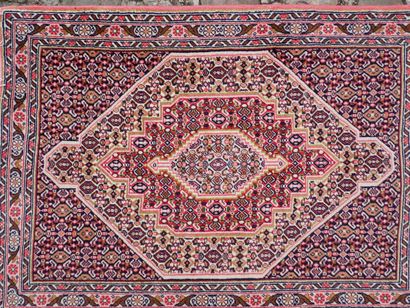 Petit TAPIS d'Orient en laine, Iran, dans...