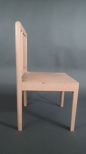 Chaise d'enfant en bois peint rose pâle reposant...